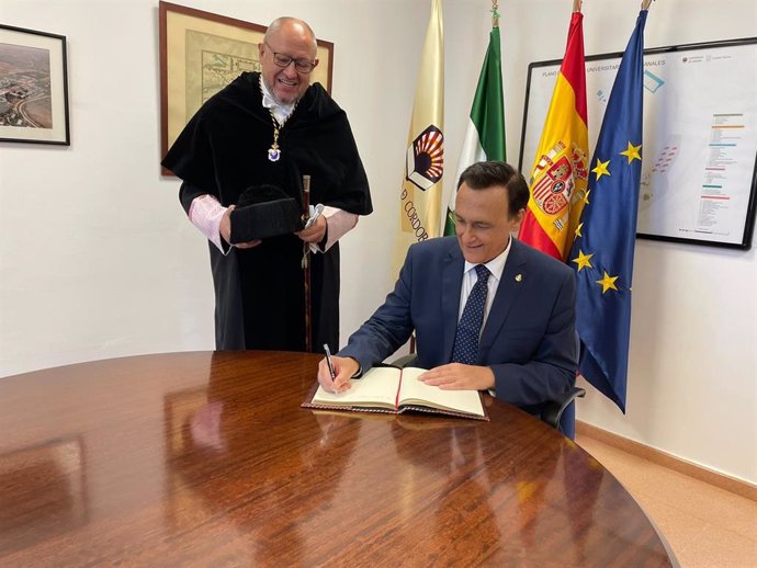 Archivo - El rector de la UCO, Manuel Torralbo, y el consejero de Universidad José Carlos Gómez Villamandos, en una imagen de archivo.