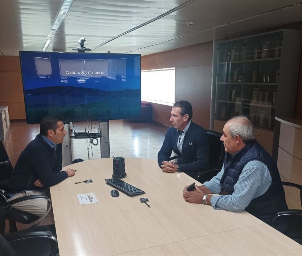 El Ayuntamiento de Villanueva de los Castillejos (Huelva) y García Carrión se unen para impulsar la estabilidad laboral.
