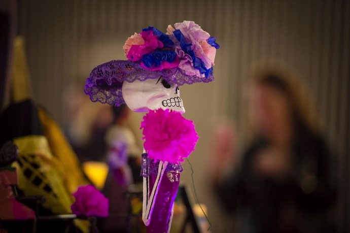 Archivo - Un muñeco con forma de esqueleto en la celebración del Día de los Muertos