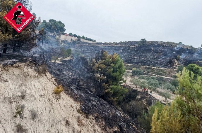 Iincendio de vegetación en una zona cercana a viviendas en Benissa (Alicante)
