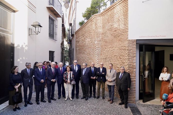 El consejero de Turismo, Cultura y Deporte de la Junta de Andalucía, Arturo Bernal, preside la foto de familia interviene durante el acto del XX Aniversario del Museo Picasso (Málaga), a 27 de octubre de 2023, en Sevilla (Andalucía, España). El museo Pi