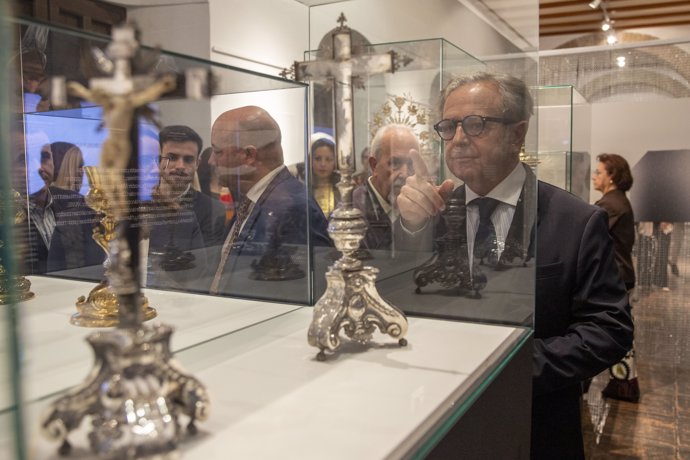 El presidente de la Diputación de Córdoba, Salvador Fuentes, visita la exposición Todo lo que brilla