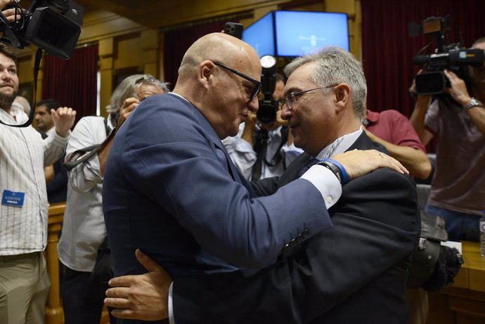 Archivo - Luis Menor, nuevo presidente de la Diputación de Ourense, se abraza con su antecesor, Manuel Baltar.