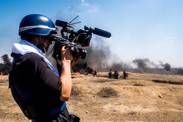 Archivo - Periodista cubriendo la guerra en la Franja de Gaza