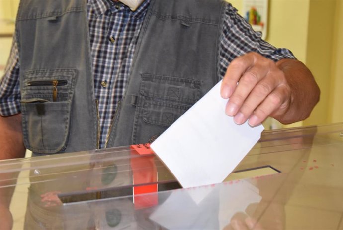 Archivo - Votante deposita su voto en la urna, imagen de archivo.
