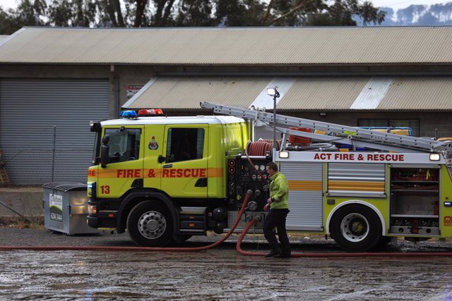 Archivo - (200123) -- CANBERRA, Jan. 23, 2020 (Xinhua) -- Photo taken on Jan. 23, 2020 shows a firefighter getting ready to combat bushfire near Canberra's airport in Australia. Flights have been canceled at Canberra's airport for much of Thursday as bush