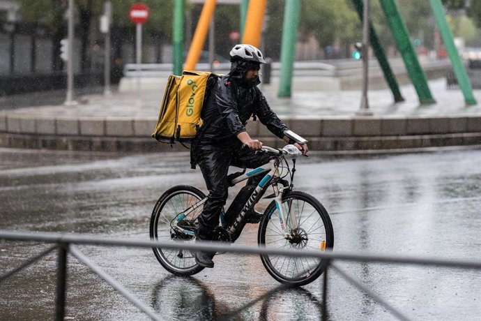 Archivo - Un repartidor trabaja bajo la lluvia, a 3 de septiembre de 2023, en Madrid (España). La DANA, que llegó el pasado 1 de septiembre, ha traído abundantes precipitaciones a gran parte de la Península y Baleares. La Agencia Estatal de Meteorología