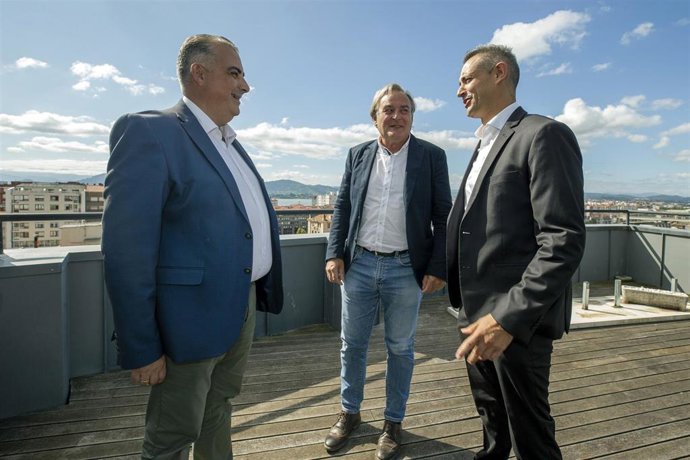 Archivo - El consejero de Fomento, Roberto Media, con los alcaldes de Vega de Pas, Juan Carlos García, y de San Pedro del Romeral, Jesús Mantencón