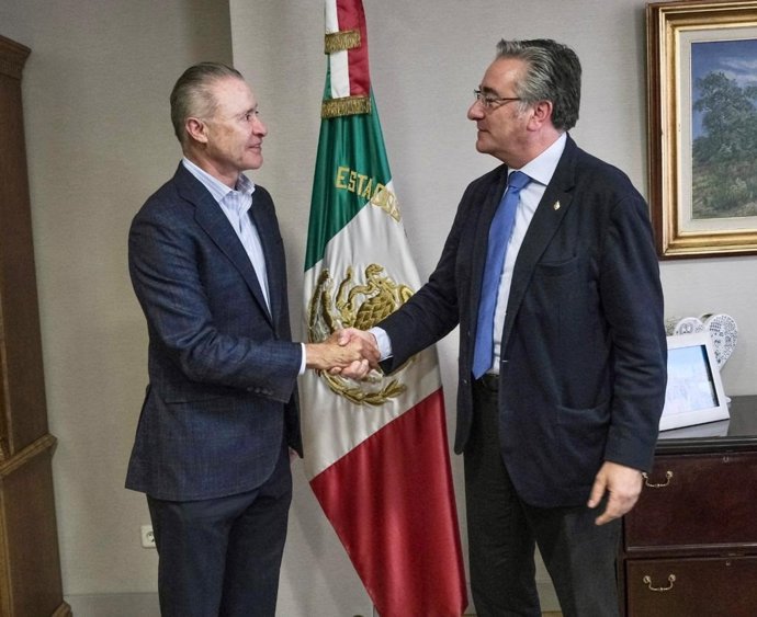 El embajador de México en España, Quirino Ordaz y el senador del PP por Asturias, Pablo González.