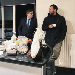 El raper mallorquí Josep Miquel Arenas, conegut com Valtonyc, al costat de l'expresident catal Carles Puigdemont