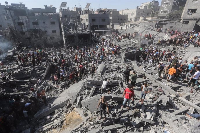 FILED - 26 October 2023, Palestinian Territories, Khan Yunis: Palestinians search through rubble of building that were destroyed during Israeli air strike. Photo: Mohammed Talatene/dpa