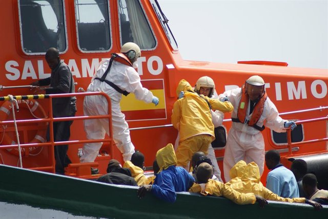 Salvamento Marítimo rescata una patera con más de 200 personas, una fallecida y cuatro graves, al sur de Tenerife