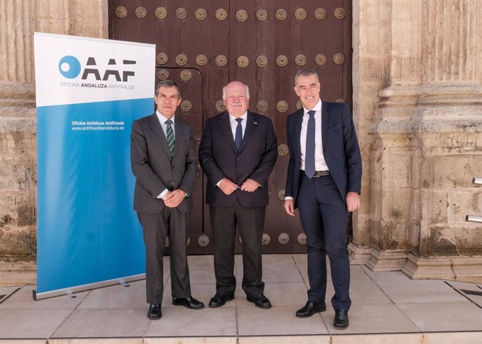 Archivo - De izquierda a derecha, al presidente del TSJA, Lorenzo del Río; el presidente del Parlamento andaluz, Jesús Aguirre, y el director de la Oficina Andaluza contra el Fraude y la Corrupción, Ricardo Vicente Puyol, en una foto de archivo.