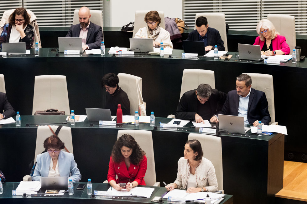 Bancada socialista durante el Pleno del Ayuntamiento de Madrid, en el Palacio de Cibeles, a 30 de octubre de 2023, en Madrid (España).