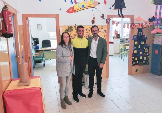 El vicepresidente tercero y delegado de Desarrollo Económico, Promoción y Empleo de la Diputación de Córdoba, Félix Romero, en el CEIP Santa Catalina de Fuente La Lancha.