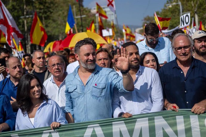 El líder de Vox, Santiago Abascal (2i), y el secretario general de Vox, Ignacio Garriga (2d), durante una manifestación de SCC contra la amnistía, a 8 de octubre de 2023, en Barcelona, Catalunya (España).