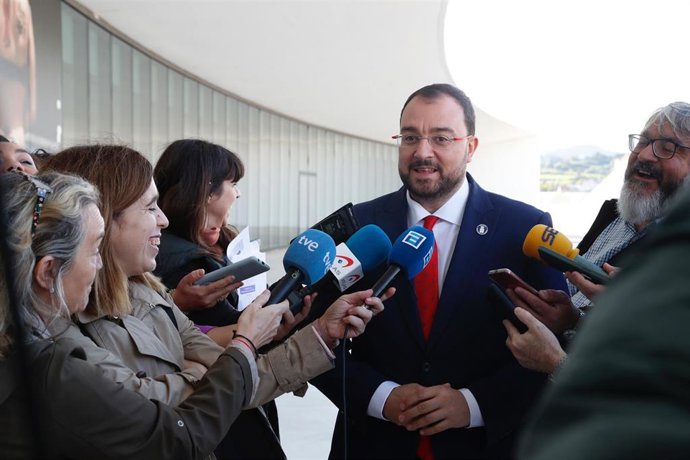Adrián Barbón atiende a los medios en Avilés.