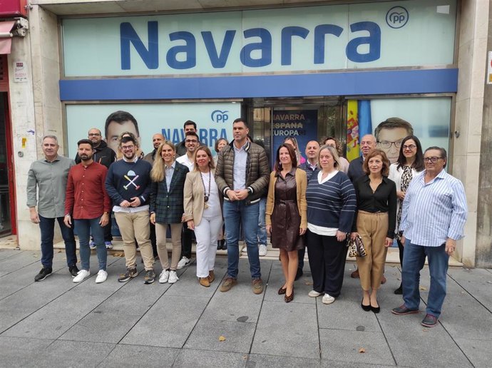 El presidente del Partido Popular de Navarra, Javier García, con dirigentes y concejales del partido ante la sede del PPN en Pamplona.