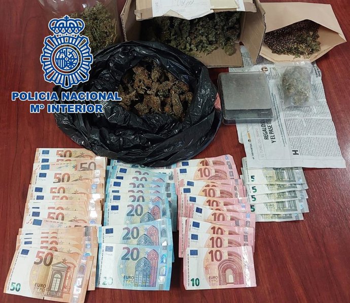 La Policía desmantela cinco puntos de venta de droga al menudeo en Valncia y detiene a ocho personas