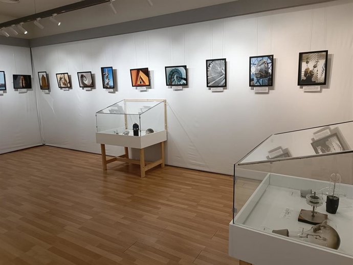 El Centro de la Comunicación Jesús Hermida de la capital onubense acoge una exposición sobre faros, con fotografías, lámparas, lentes y escaleras, entre otros objetos.