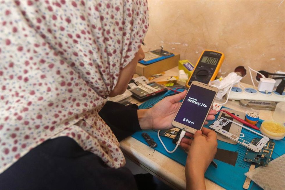 Archivo - Una joven palestina repara un móvil en Gaza