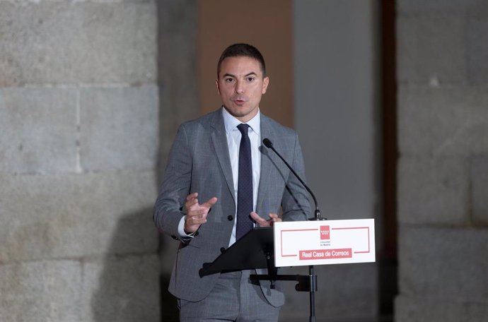 Archivo - El portavoz del PSOE en la Asamblea de Madrid, Juan Lobato, durante una rueda de prensa tras la reunión con la presidenta de la Comunidad de Madrid, en la Real Casa de Correos, a 11 de septiembre de 2023, en Madrid (España). 