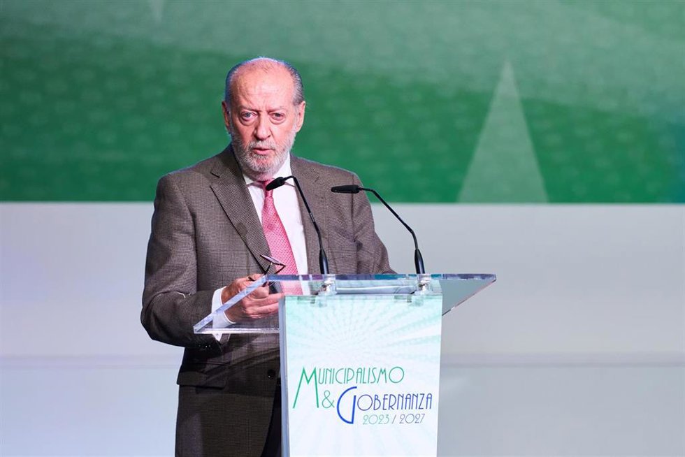 El presidente de la FAMP, Fernando Rodríguez Villalobos, interviene en su discurso de despedida durante la XI Asamblea General de la Federación Andaluza de Municipios y Provincias celebrada en el NH Collection, a 28 de octubre de 2023 en Sevilla.