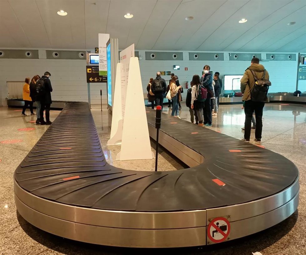 Archivo - Zona de recogida de equipajes en el aeropuerto de Bilbao