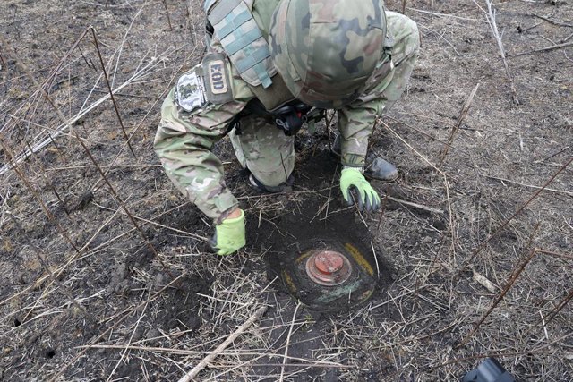 Militar en un proceso de desminado en Ucrania 