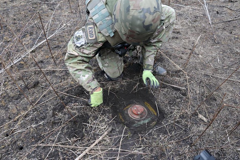 Militar en un proceso de desminado en Ucrania 