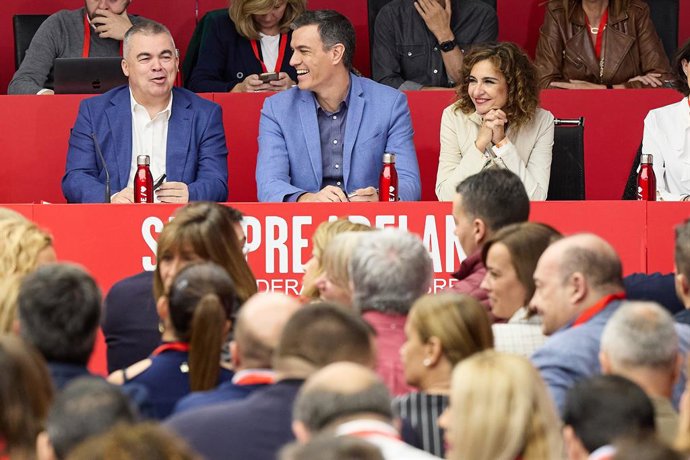 El secretari general del PSOE i president del Govern en funcions, Pedro Sánchez (c), presideix la reunió del Comit Federal, a la seu del PSOE, a 28 d'octubre de 2023, a Madrid (Espanya). 