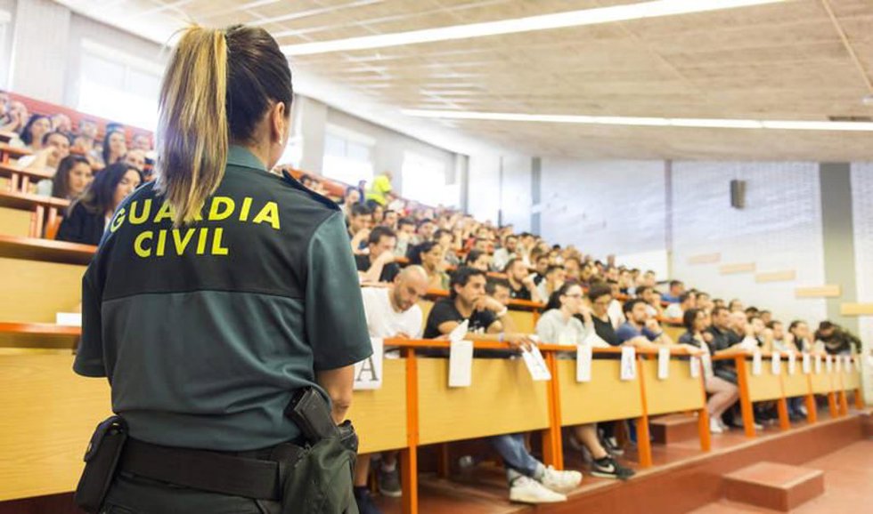 Una agente de la Guardia Civil, en una de las sedes donde se están celebrando oposiciones de ingreso a este cuerpo de seguridad. 