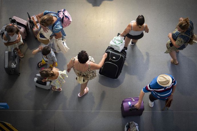 Archivo - Varias personas con maletas en la estación de Autobuses de Méndez Álvaro, a 11 de agosto de 2023, en Madrid (España). 