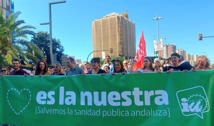 El coordinador andaluz de IU, Toni Valero, en la manifestación convocada por Marea Blanca en defensa de la sanidad pública.