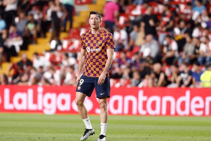 Archivo - Robert Lewandowski of FC Barcelona warms up during the spanish league, La Liga Santander, football match played between Rayo Vallecano and FC Barcelona at Estadio de Vallecas on April 26, 2023, in Madrid, Spain.