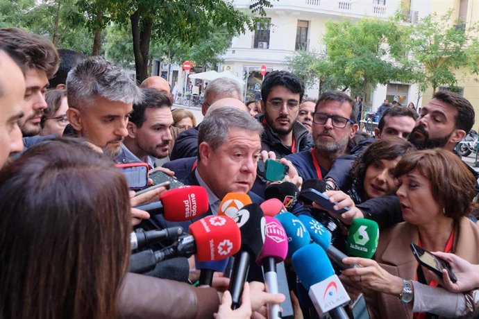 El presidente de Castilla-La Mancha, Emiliano García-Page, atiende a los medios antes de la reunión del Comité Federal, en la sede del PSOE, a 28 de octubre de 2023, en Madrid (España). 