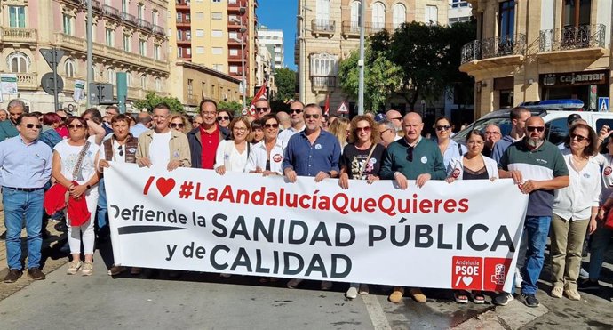 Representantes socialistas posan con los manifestantes de la Marea Blanca en Almería.