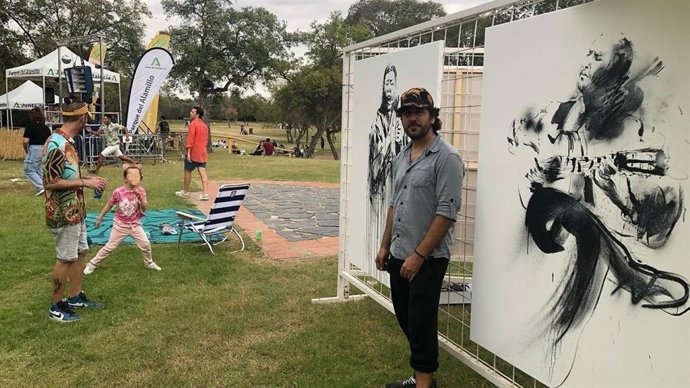 Lienzos de Patricio Hidalgo con motivos flamencos pintados en el parque del Alamillo.