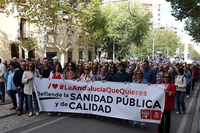 Representantes del PSOE junto a los manifestantes de la Marea Blanca en Jaén.