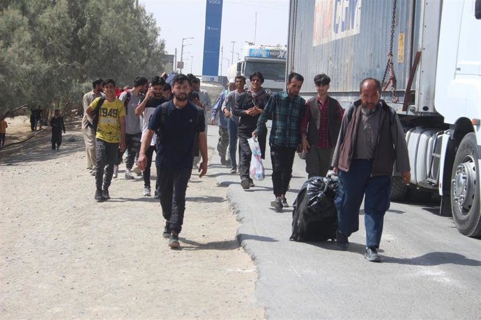 Archivo - Refugiados afganos en el paso de Nimroz 