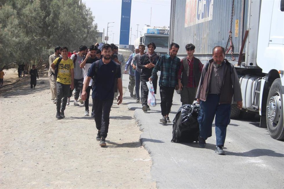 Archivo - Refugiados afganos en el paso de Nimroz
