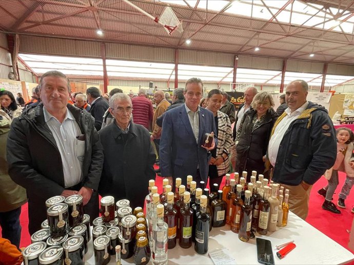 En la imagen, de izquierda a derecha, José Antonio Barrientos, alcalde de Boal; Julio Fernández, fundador de la Feria de la Miel de Boal; Marcelino Marcos, Consejero de Medio Rural y Política Agraria; Alba Álvarez, diputada de la Junta General.