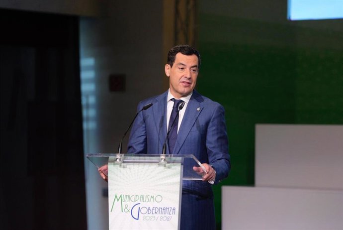 El presidente de la Junta de Andalucía, Juanma Moreno, durante su intervención en la XI Asamblea General de la Federación Andaluza de Municipios y Provincias (FAMP).