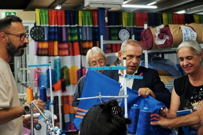 El consejero de Empleo y Educación del Cabildo de Tenerife, Efraín Medina, visita las instalaciones de la empresa Guayarmina Textil, S.L.