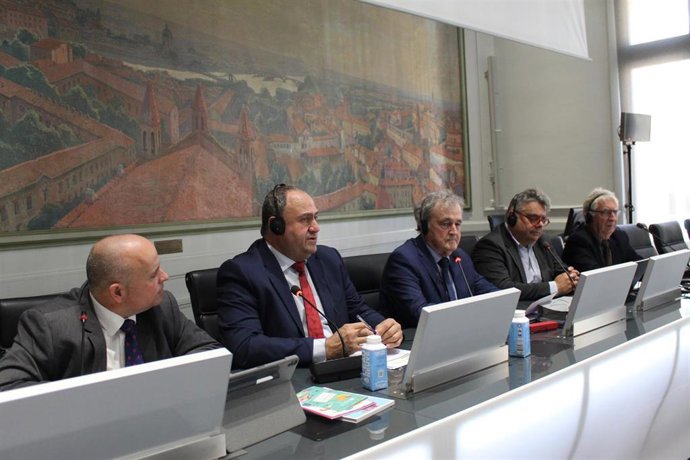 El consejero de Agricultura, Ganadería y Desarrollo Rural, Julián Martínez Lizán, interviene en la Asamblea de las Regiones Europeas Vitivinícolas (AREV).