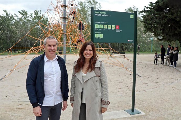La Arboleda de Macanaz estrena zona de juegos infantiles con una red tridimensional.