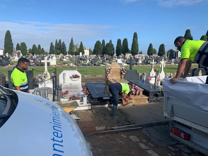 Labores de mejoras en el cementerio municipal de La Soledad.