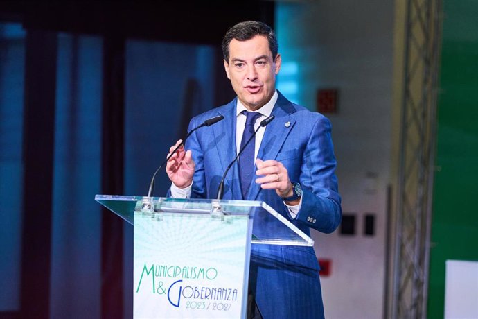 El presidente de la Junta de Andalucía, Juanma Moreno, interviene durante la XI Asamblea General de la Federación Andaluza de Municipios y Provincias celebrada en el NH Collection, a 28 de octubre de 2023 en Sevilla (Andalucía, España). 