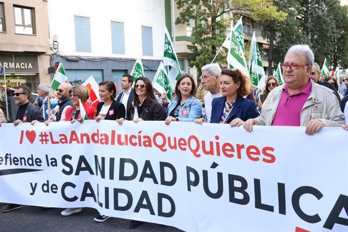 El vicesecretario general de los socialistas cordobeses, Alberto Mayoral, ha compartido espacio en la pancarta de inicio de la manifestación de Marea Blanca en Córdoba capital bajo el lema 'Nos quitan la sanidad; nos roban la vida'.