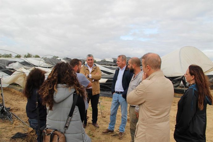 Representantes de Vox visitan una explotación agraria en Cartaya tras la borrasca Bernard.